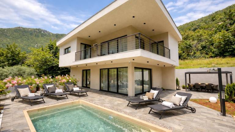 Villa with yard, patio & barbeque in Moscenicka Draga
