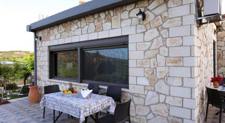 Vacation home with terrace, barbeque & yard — photo 4