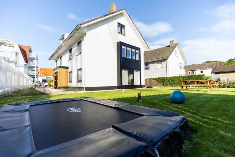 Casiola Modern Apartment with Garden Near Beach