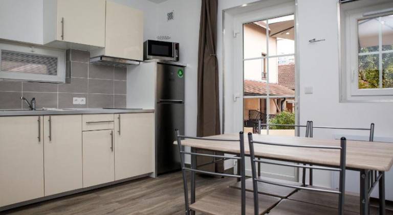 Nice serviced apartment with patio & garden | Dogs allowed — photo 3