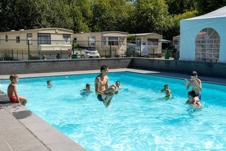 Chalet with patio & pool | Sea view — photo 2
