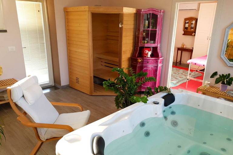 Lovely holiday apartment with patio, garden & pool | Pets allowed — photo 5