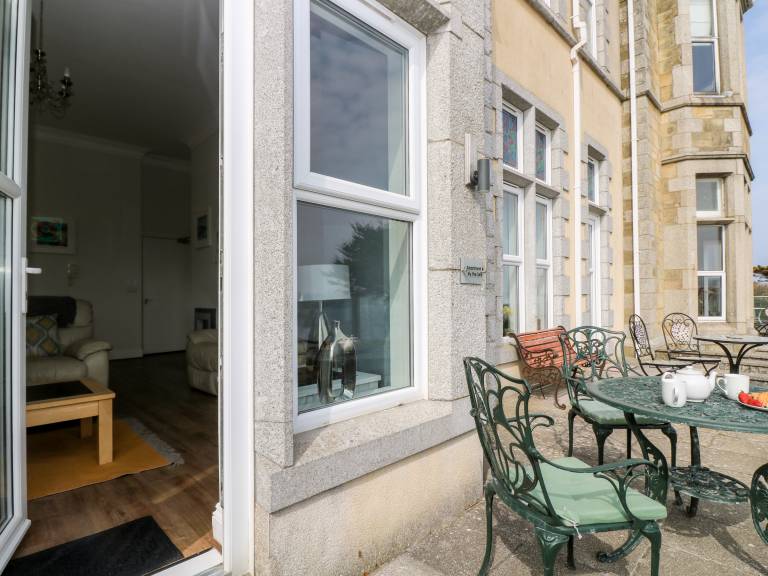 Child-friendly pleasant cottage | Beach view | Next to the beach | Pets are welcome in Newquay
