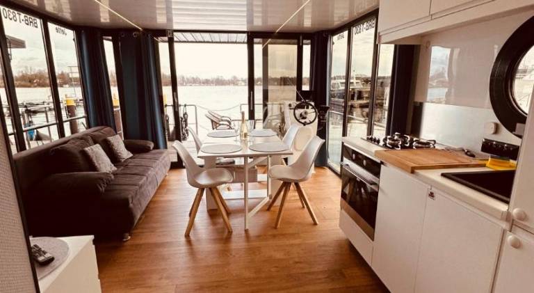 Boat with 2 rooms for 6 persons — photo 2