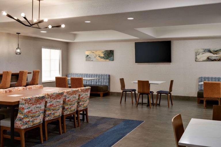La Quinta Inn & Suites by Wyndham Stephenville — photo 5