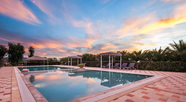 Family-friendly serviced apartment with yard, terrace & pool | Dogs allowed — photo 3