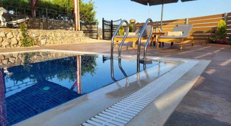 Vacation home with BBQ, patio & private pool in Heraklion