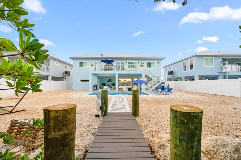 Blue Pearl Waterfront Oasis w Pool 70 Dock — photo 2