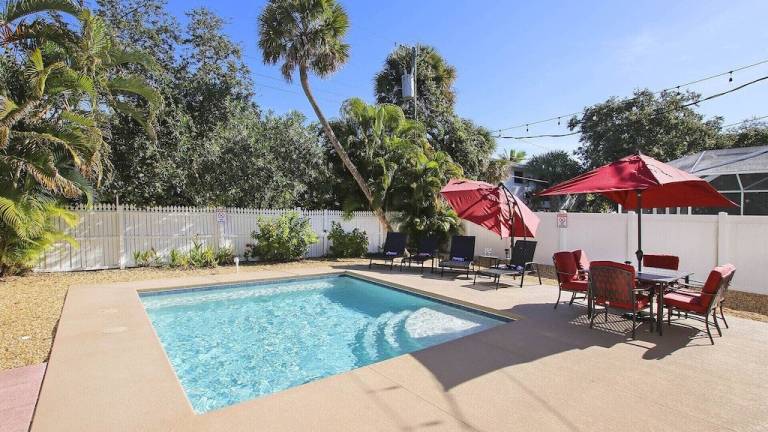Seabreeze Cottage by the Sea-2 min walk to Beach in Fort Myers Beach, FL