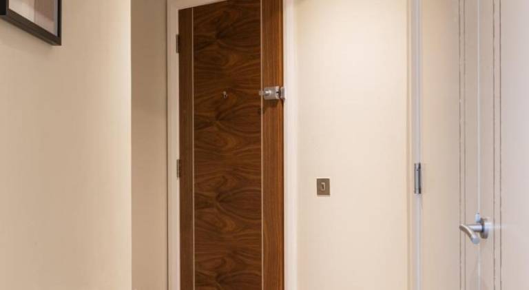 Stylish 2BR Apartments by Luxus Sleeps 6 Central Location — photo 5