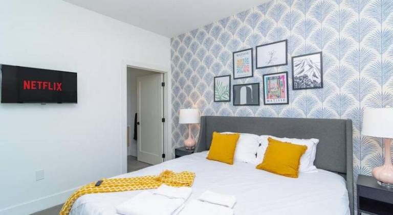 Miami City Escape 2BR Suite Near Brickell & The Beach Sleeps 6 Guests — photo 2