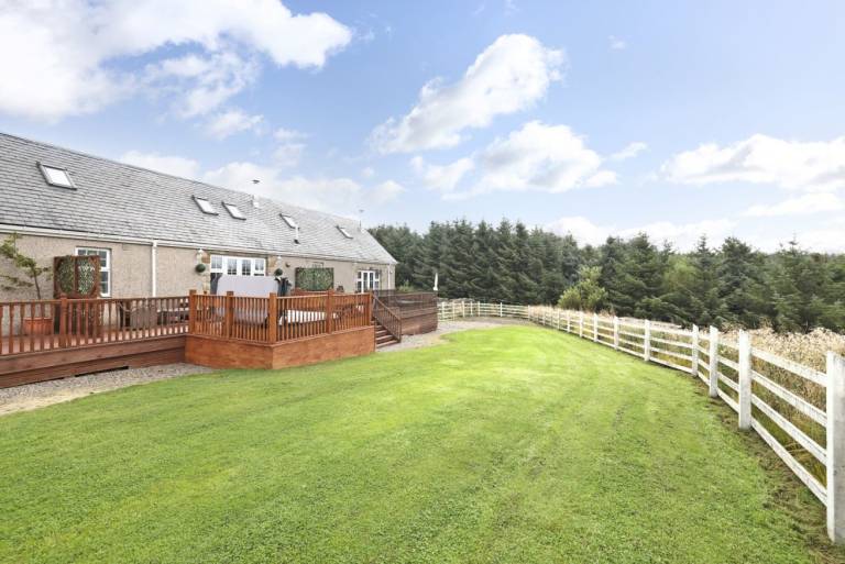 Greenknowes Lodge with Hot Tub & Stove
