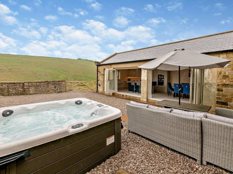 Fully equipped lovely cottage with yard & hot tub | Pet-friendly in Harrogate