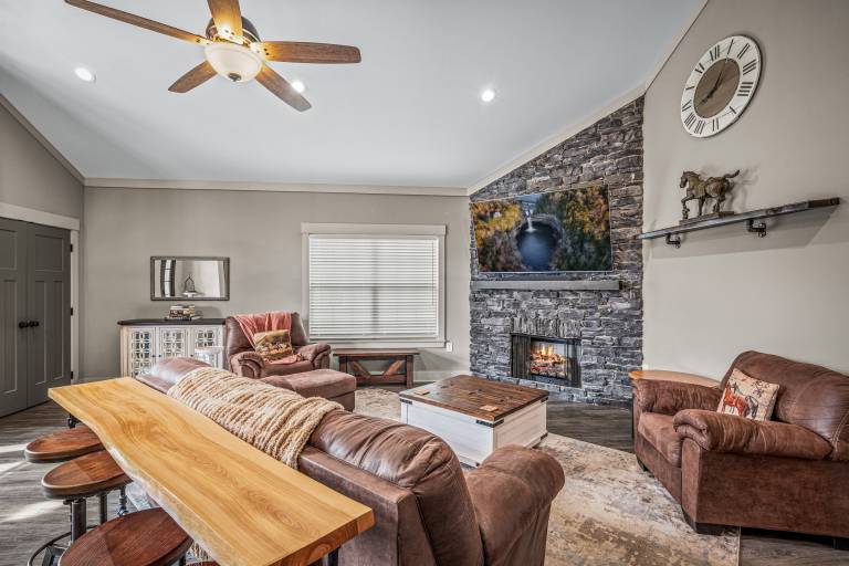 Gallop and Grace Cottage Fast Wi-Fi King Suite 4 Smart TVs Soaking Tub in Al