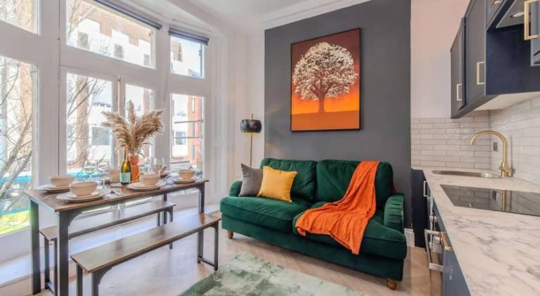 Beautiful 2 Bedroom Flat Next to Brighton Beach and Shopping Centre in Brighton