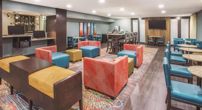 La Quinta Inn & Suites by Wyndham O'Fallon, IL - St. Louis — photo 3