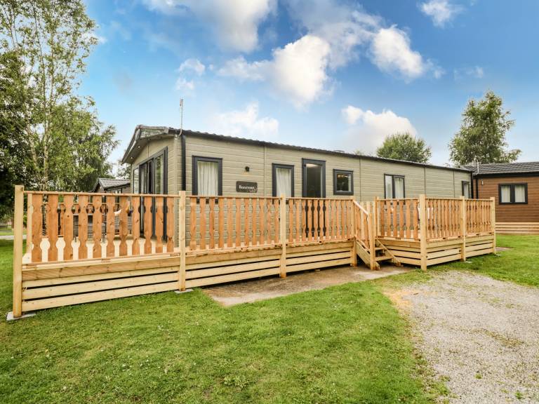 Cottage with pool & garden in Carnforth