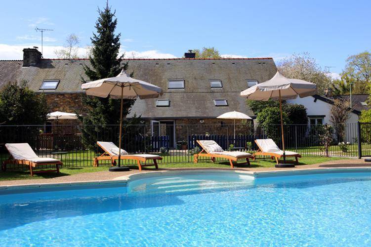 Gite with patio, pool & yard | Pets allowed in Vannes