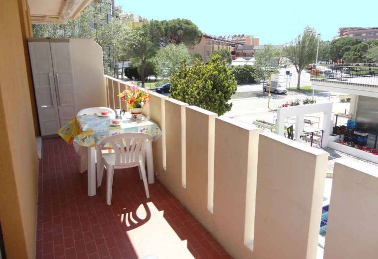 Rental apartment with patio & yard — photo 3