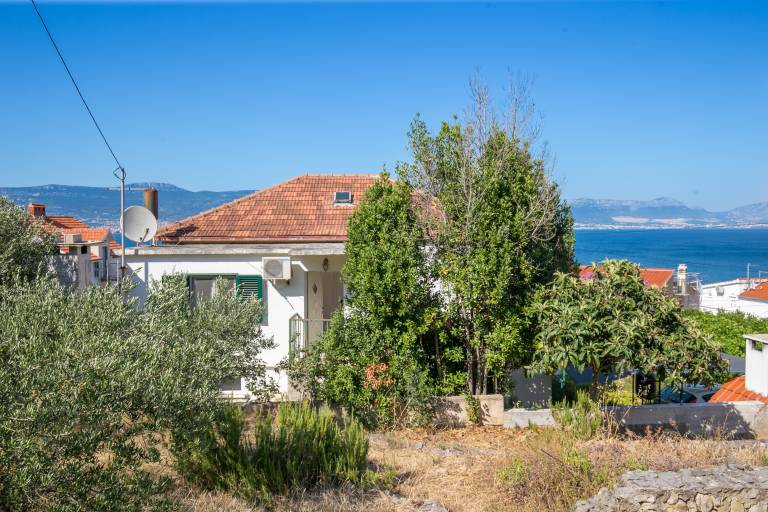 Vacation home with barbeque & patio | Sea view in Okrug