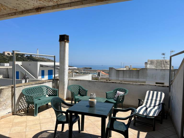 Apartment 'Monolocale Giorgia' with Sea View, Private Terrace and Air Conditioning in Patu