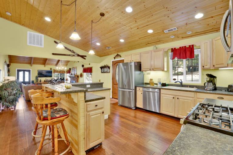 Pet Friendly Log Cabin: Fenced Deck, Propane BBQ & 2-Car Garage Access — photo 4