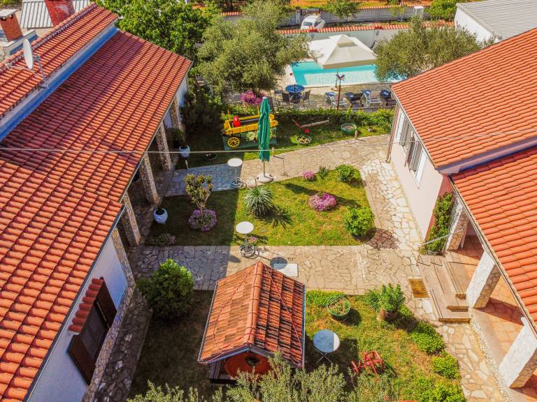 Villa with terrace, private pool & garden — photo 4