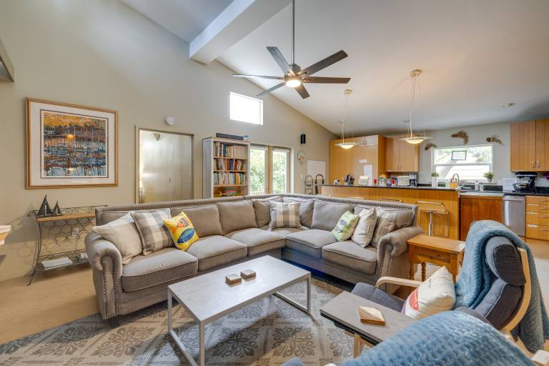 House w/ Hot Tub & Deck - Walk to Seaside Beach! — photo 3