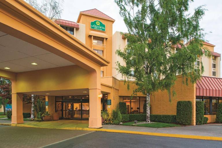 La Quinta Inn & Suites by Wyndham Tacoma - Seattle in Fife, WA