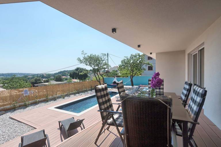 Villa with garden, patio & private pool — photo 3
