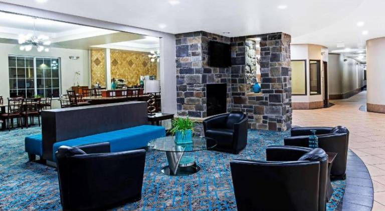 La Quinta Inn & Suites by Wyndham Denver Gateway Park — photo 5