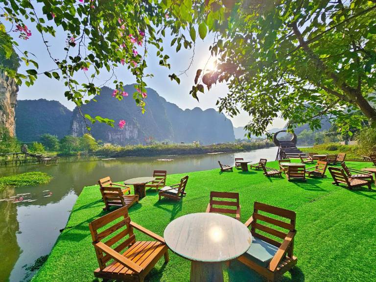 Rental apartment with yard, grill & patio in Hoa Lu