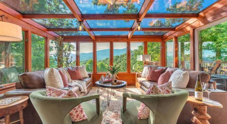 Pleasant chalet with jacuzzi, pool & sauna | Pet-friendly in Gatlinburg, TN