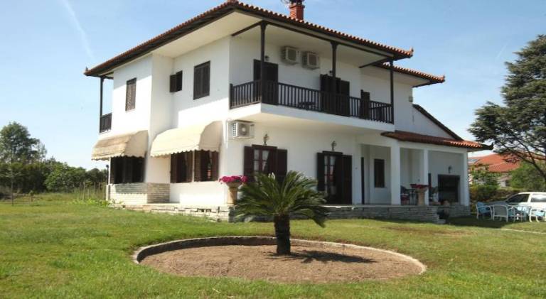 Villa with garden & patio — photo 4