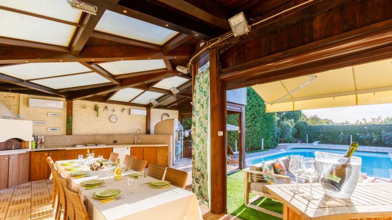 Villa with jacuzzi, terrace & barbeque | Pool view — photo 2