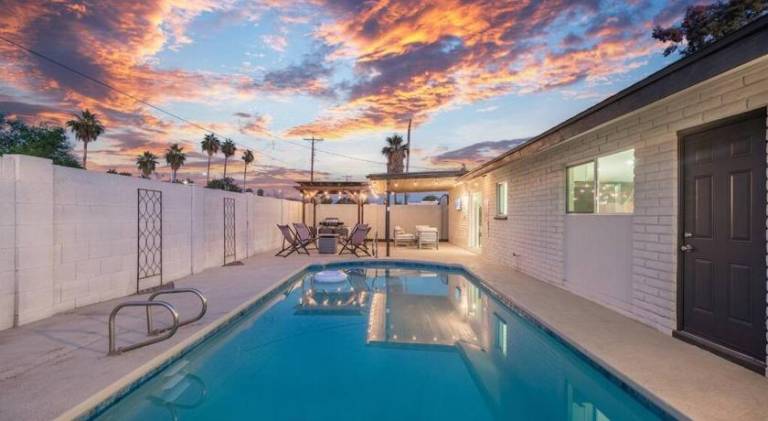 House with pool — photo 3