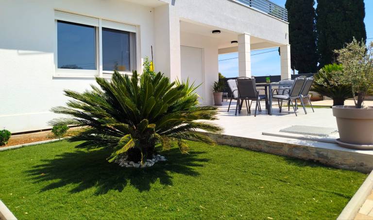 Vacation home with patio, garden & grill — photo 2