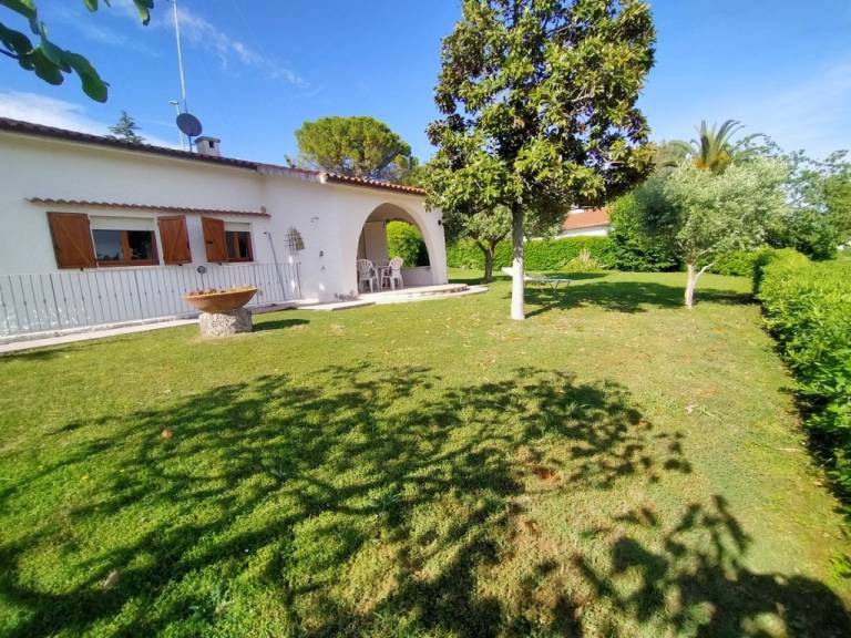 Villa with private pool & yard — photo 4