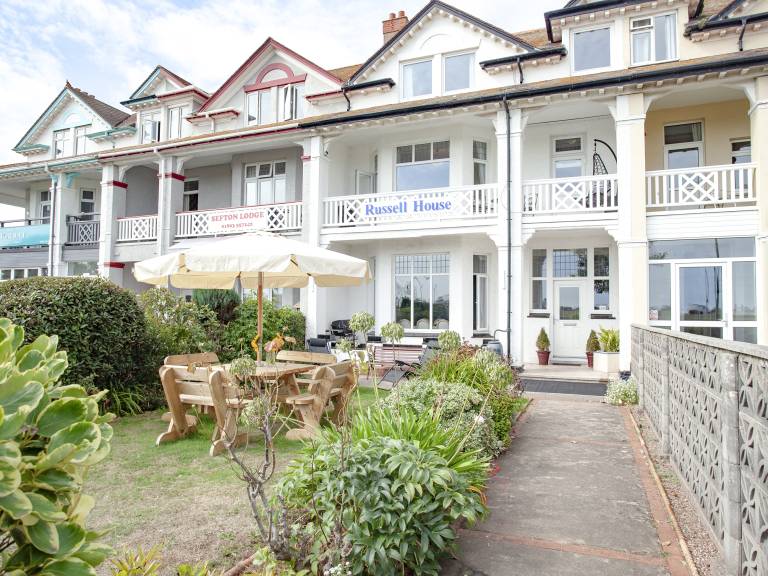 Family-friendly lovely cottage with yard | Water view | Next to the beach | Pets are welcome in Paignton