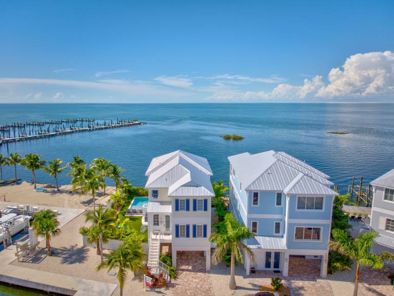 Emerald Shores – Luxury Oceanfront Rental, Heated Pool & Private Dock. Pets Welcome! — photo 3