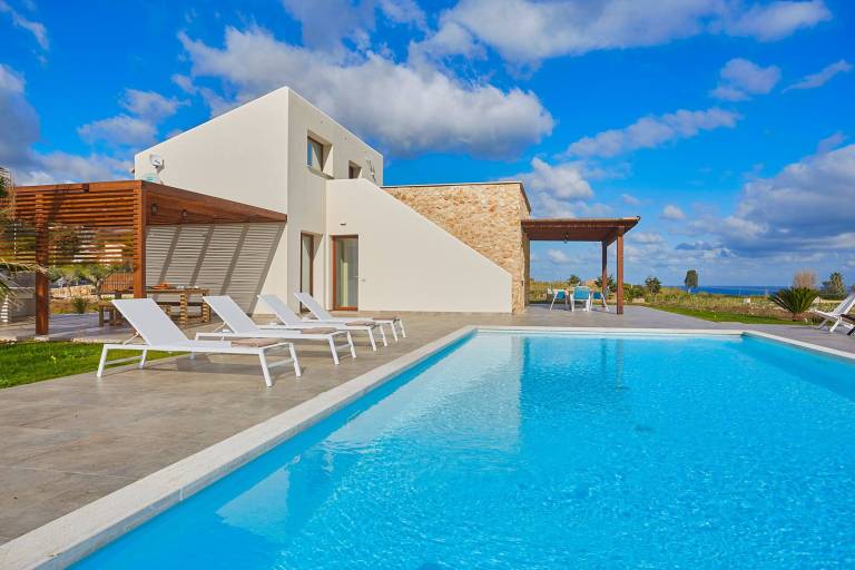 Fully equipped villa with private pool, garden & barbeque | Pets are welcome in Trapani