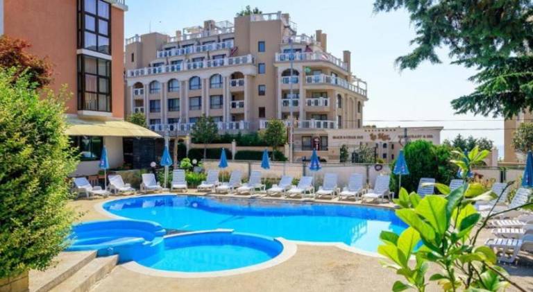 Apartment with pool in Golden Sands