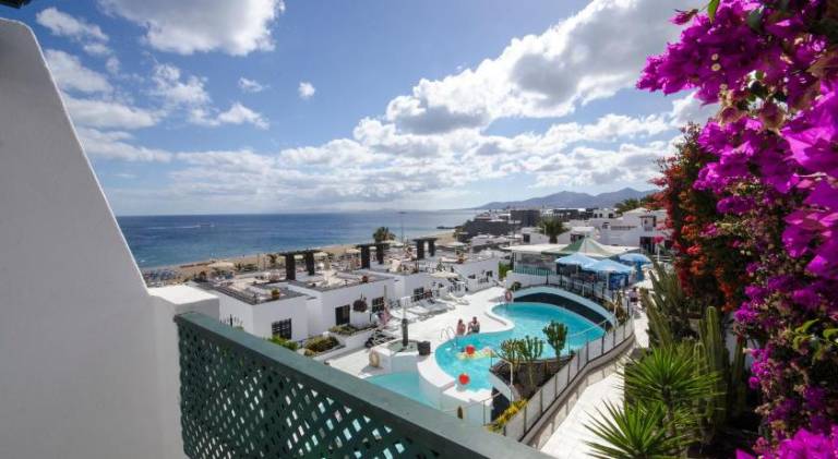 Serviced apartment with yard, terrace & pool | Next to the beach | Dogs allowed — photo 3