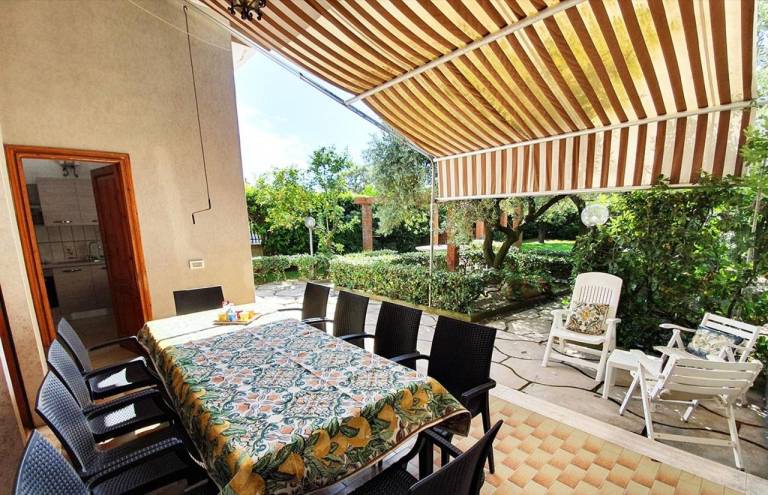 Villa with barbeque & yard | Garden view — photo 2