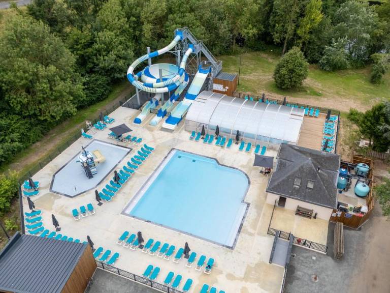 Mobile home with patio & heated pool in Saumur