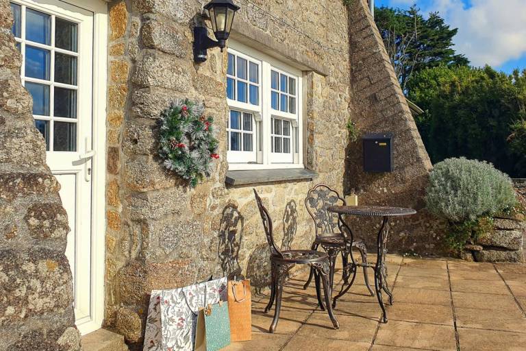 Cottage with hot tub, garden & patio | Water view — photo 4