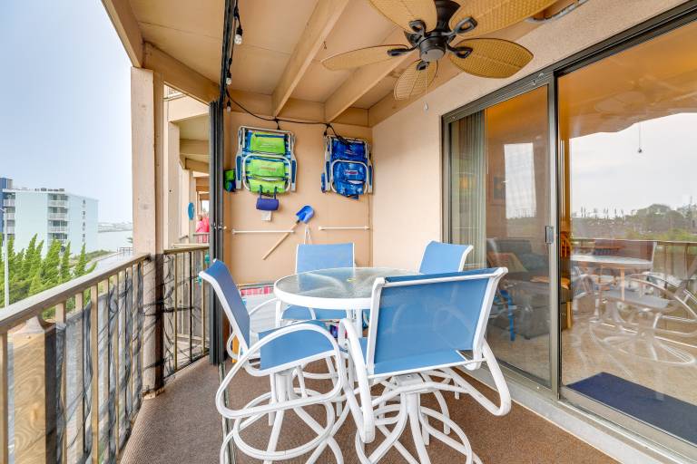 Steps to Beach Condo w Pool in Ocean City