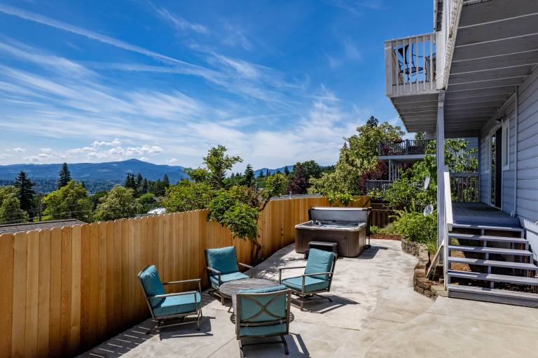 Grandview - Fully Updated! Hot Tub, River, Gorge, Mt Hood Views, Quiet White Salmon — photo 2