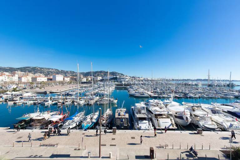 Fully equipped ample apartment with terrace & yard | Close to the beach | Pet-friendly in Grasse