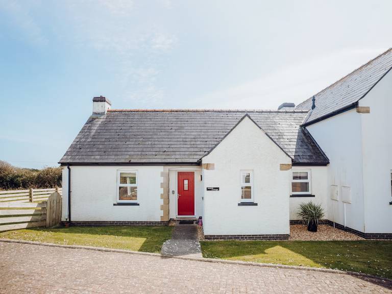 Cottage with pool & garden in Tenby